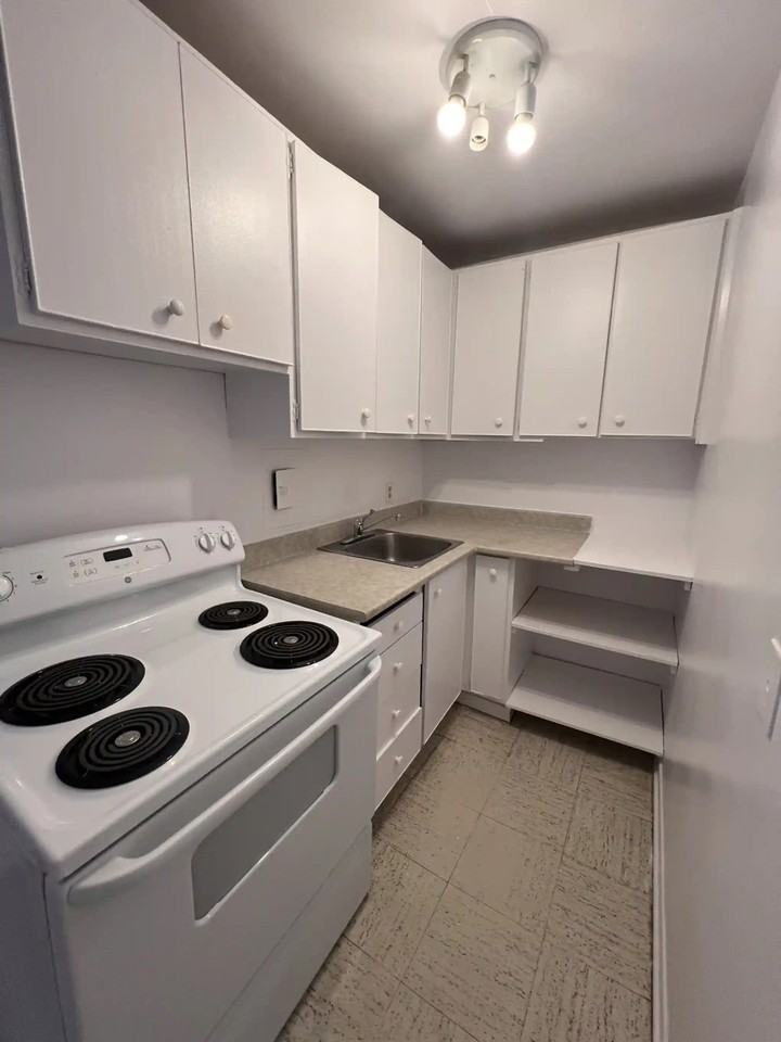 345 Laurier Ave E - Photo 4 of 13