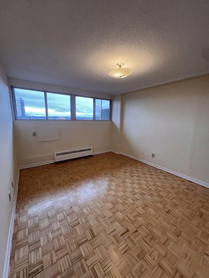 345 Laurier Ave E - Photo 6 of 13