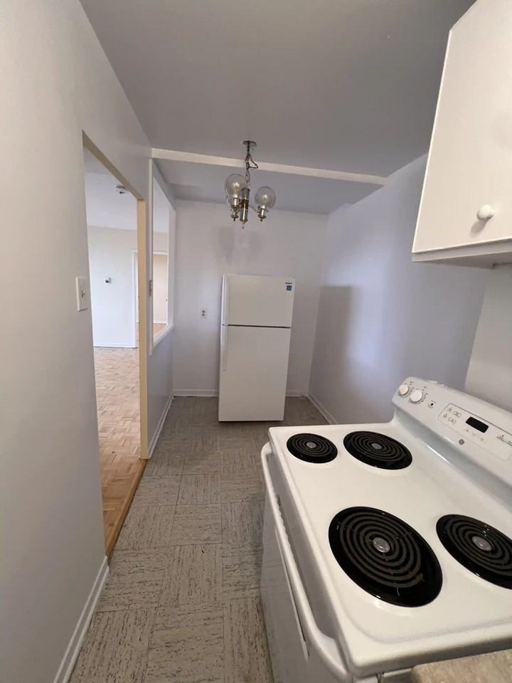 345 Laurier Ave E - Photo 5 of 13