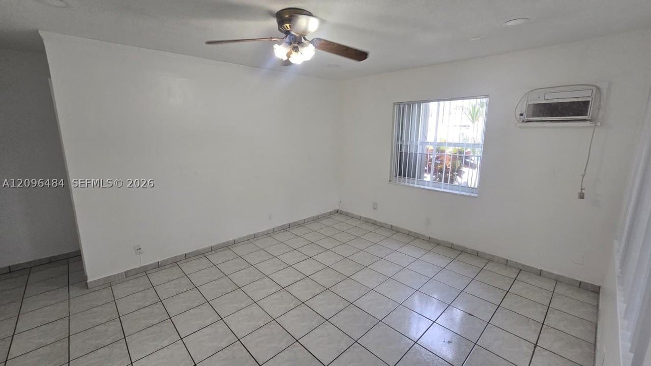 1118 Ne 2nd Ct #1 - Photo 3 of 14