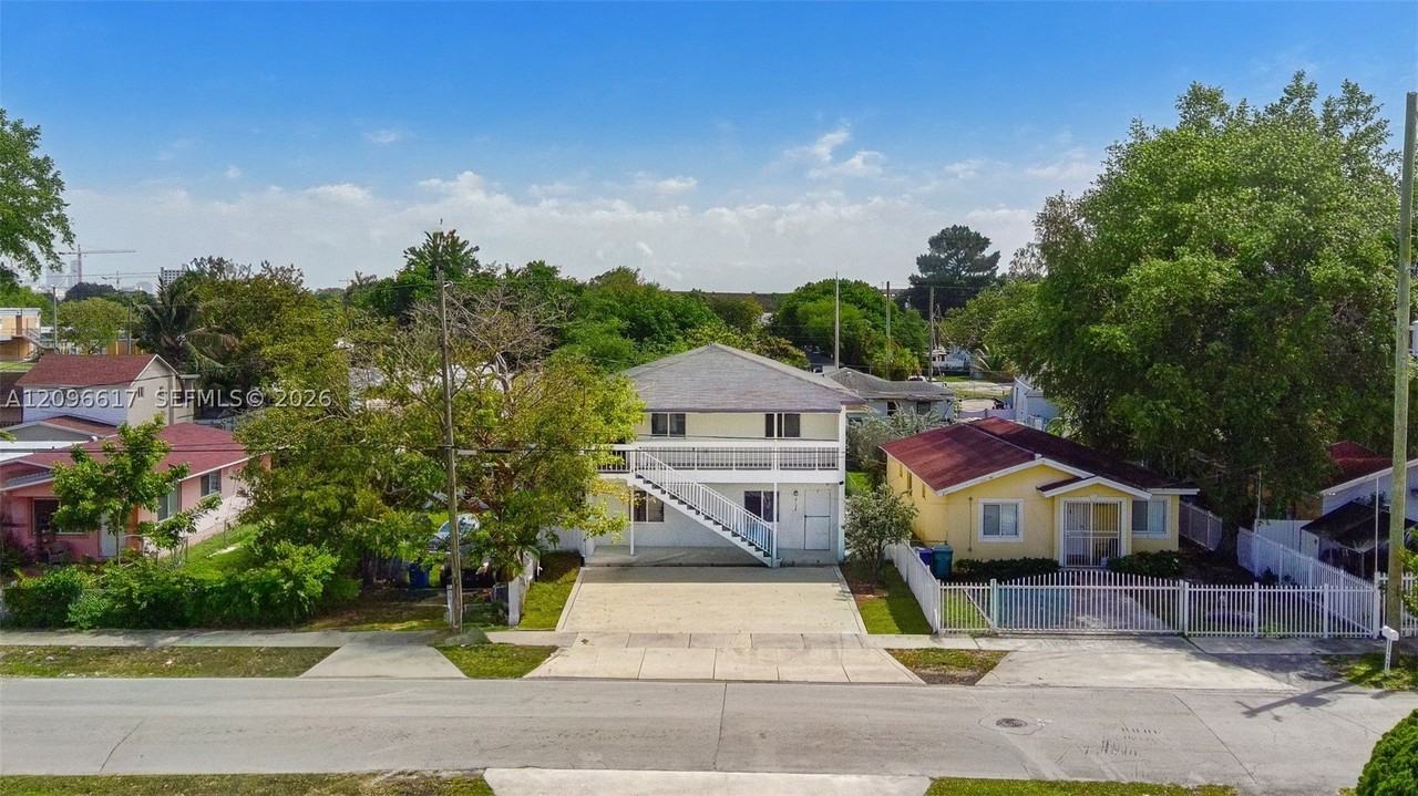 2132 Nw 47th St - Photo 2 of 26