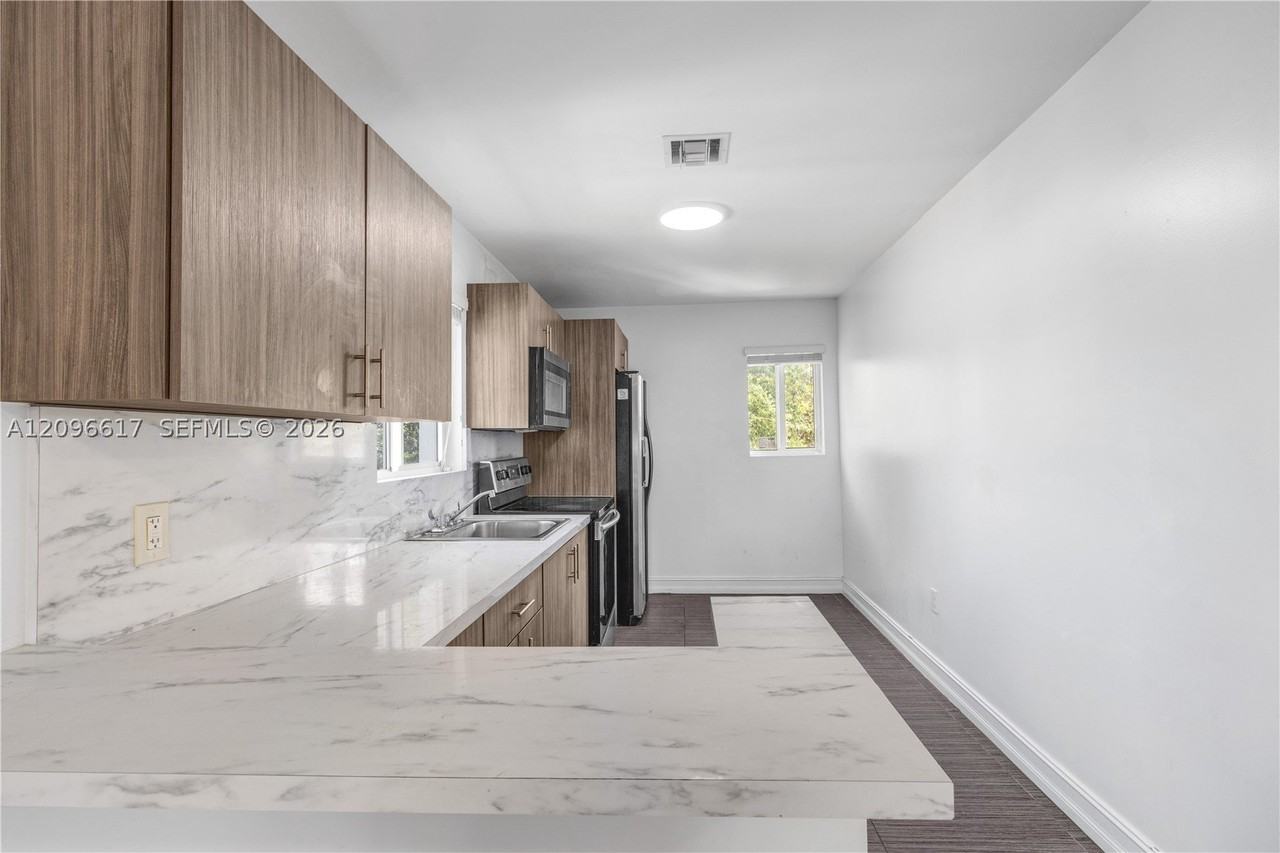 2132 Nw 47th St - Photo 4 of 26