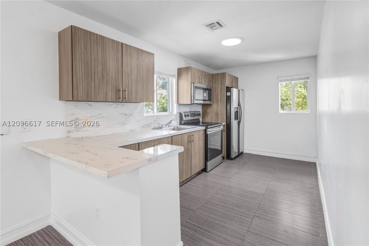 2132 Nw 47th St - Photo 5 of 26