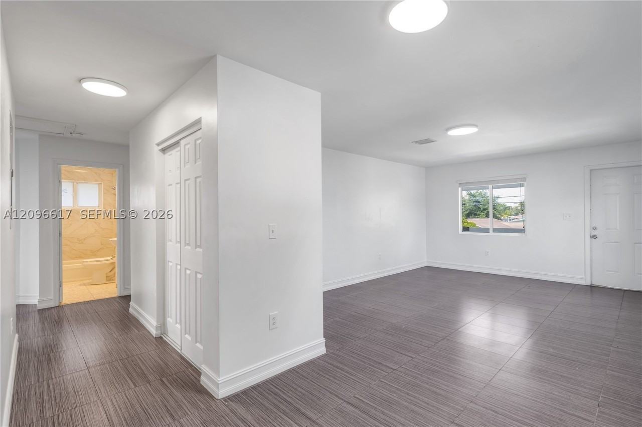 2132 Nw 47th St - Photo 6 of 26