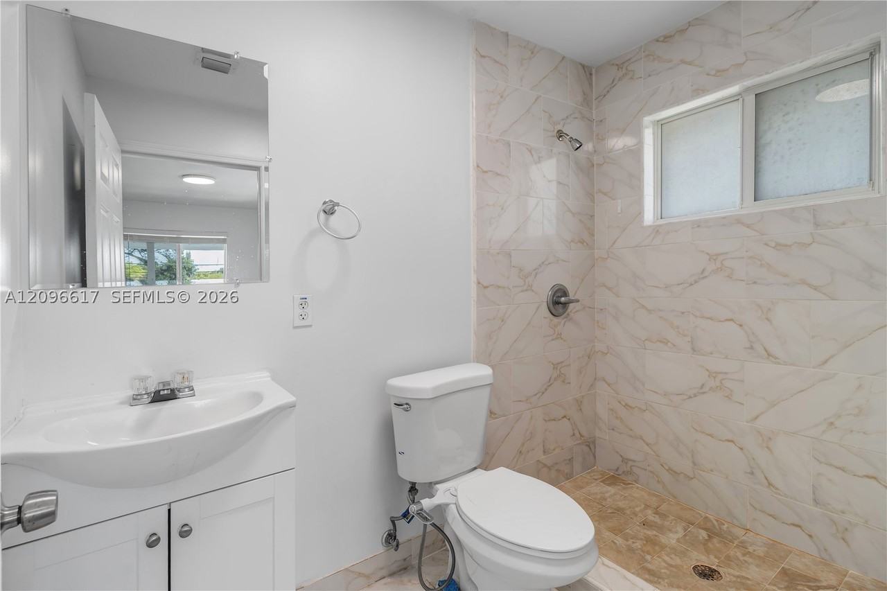 2132 Nw 47th St - Photo 7 of 26