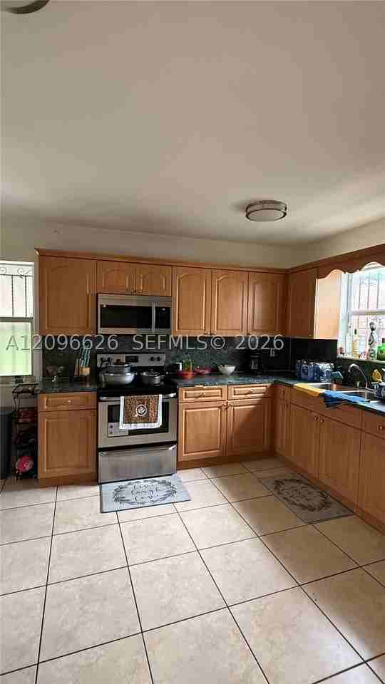 8 Nw 33rd Ave - Photo 4 of 14