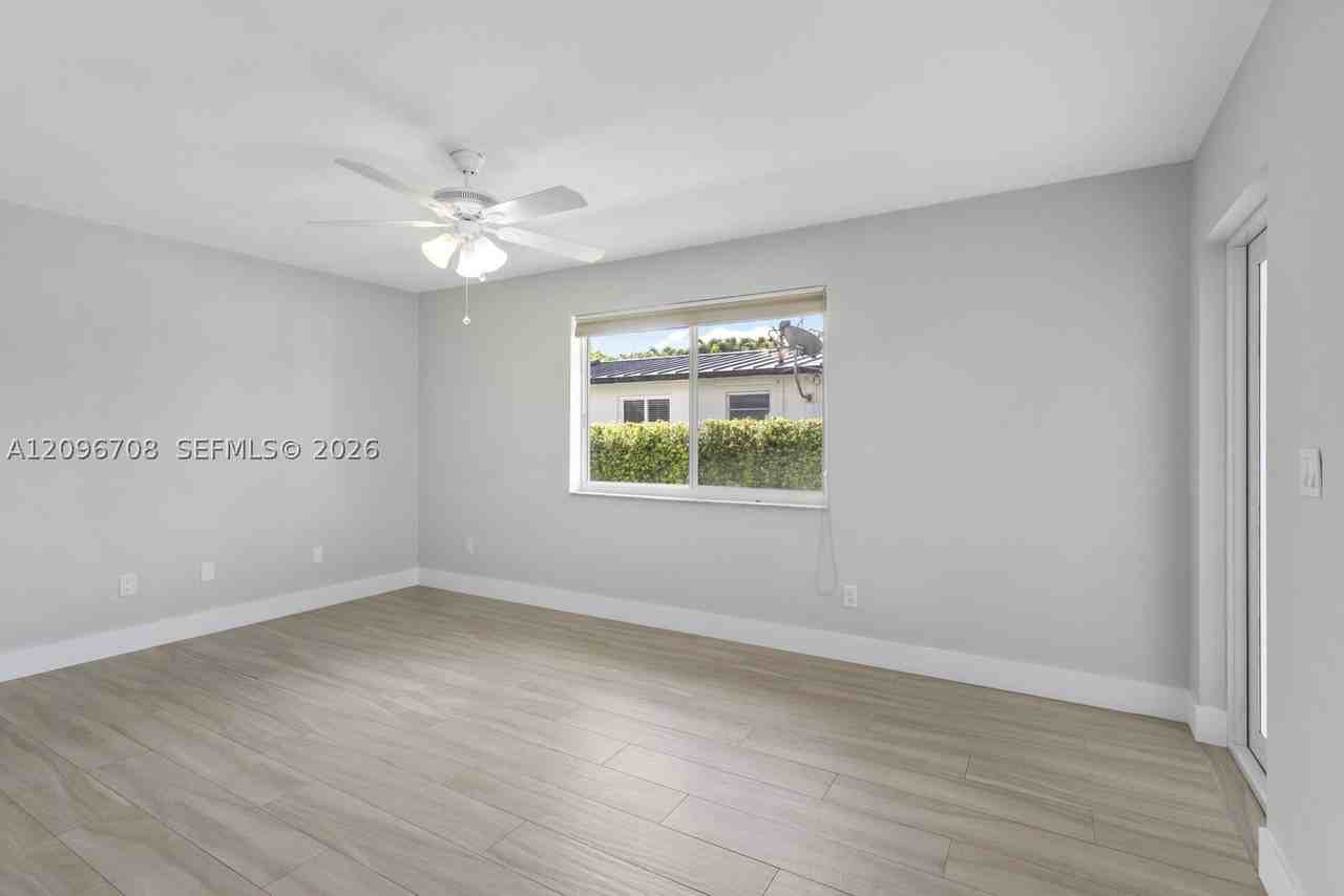 3311 Sw 90th Ave #1 - Photo 3 of 13