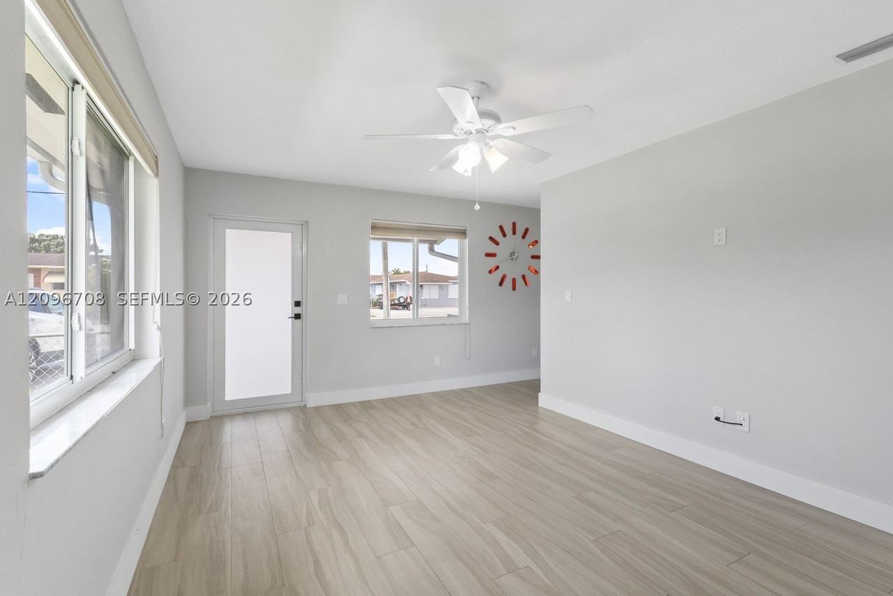 3311 Sw 90th Ave #1 - Photo 4 of 13
