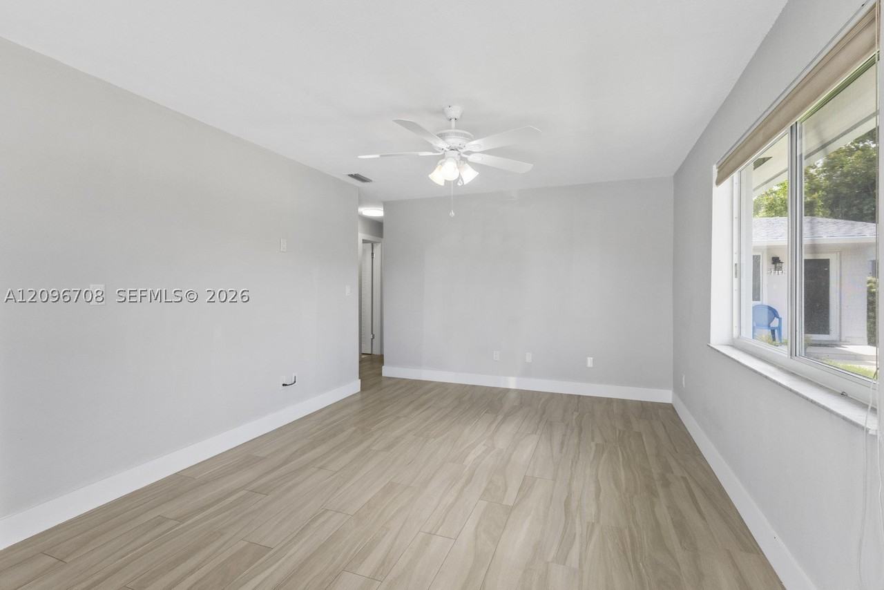 3311 Sw 90th Ave #1 - Photo 5 of 13