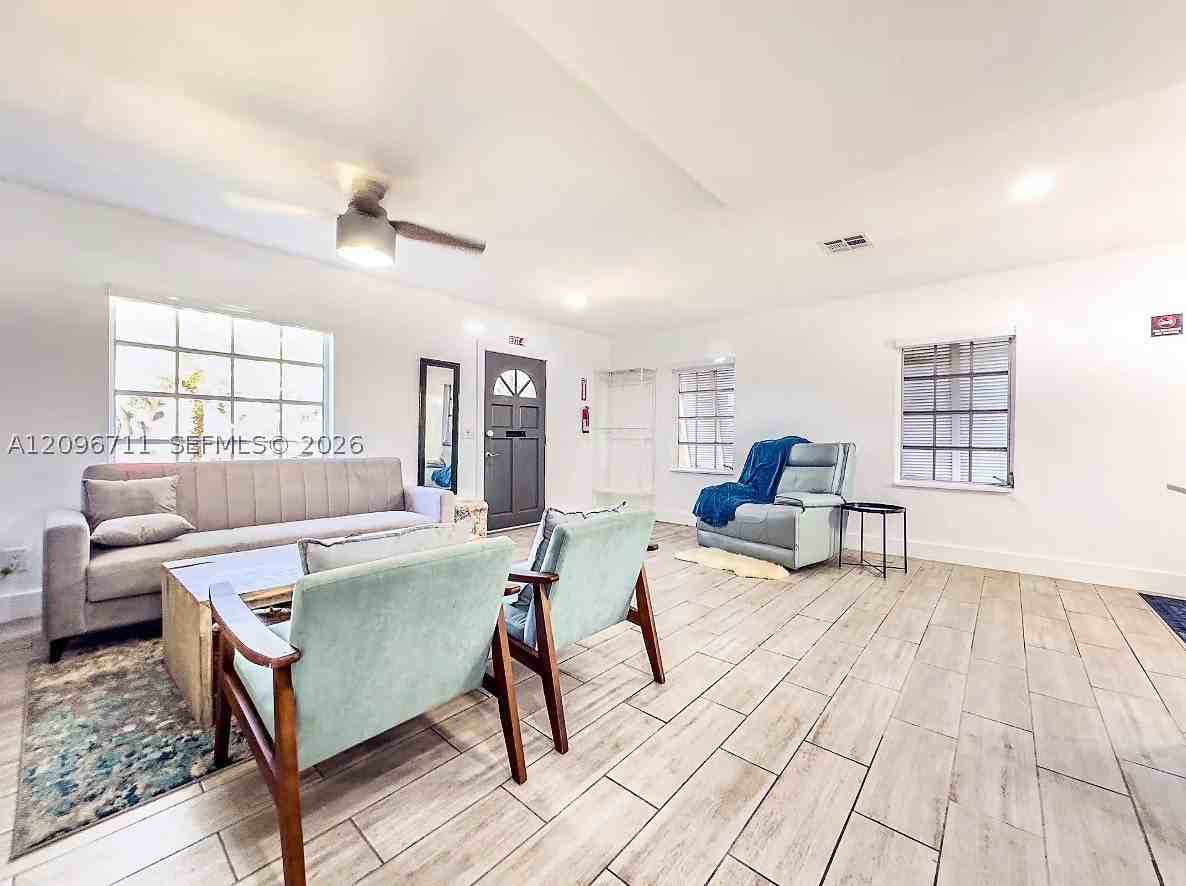 210 S Melrose Dr - Photo 4 of 17