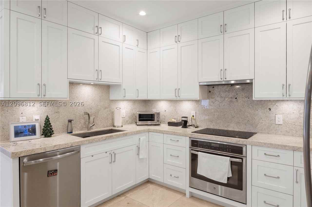 8600 Sw 139th Ter - Photo 6 of 28