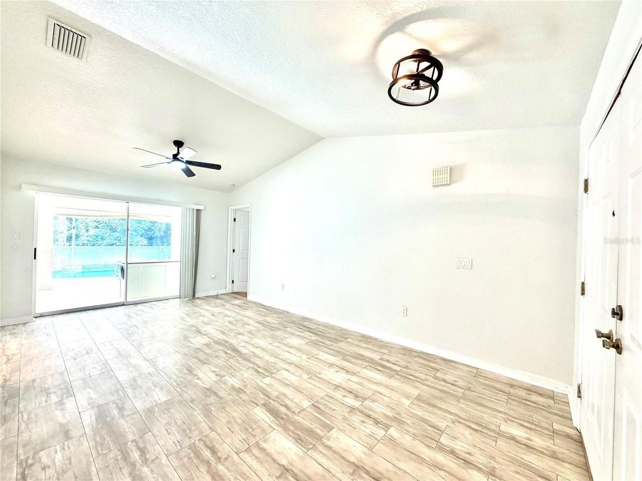 510 Border St - Photo 4 of 34