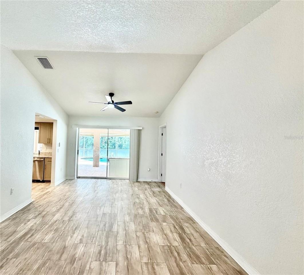 510 Border St - Photo 5 of 34