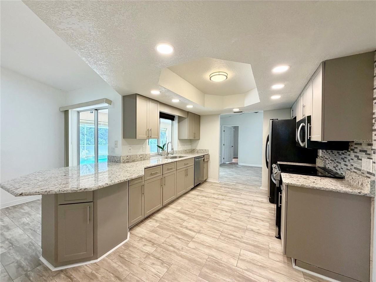 510 Border St - Photo 6 of 34