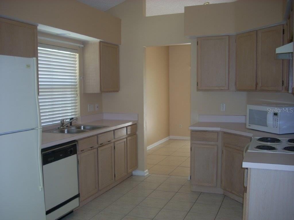 828 Garden Glen Loop - Photo 2 of 20