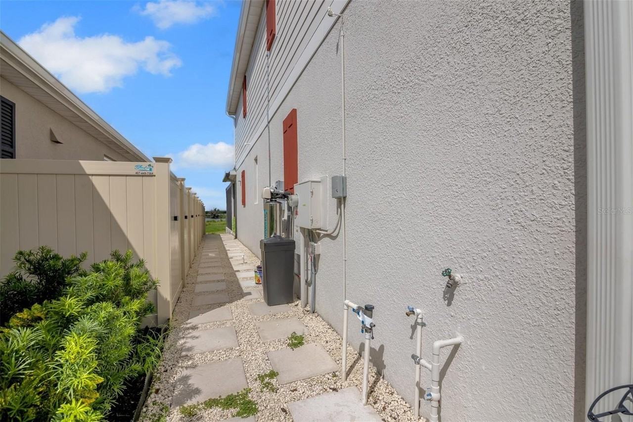 904 Griffon Ave - Photo 4 of 50