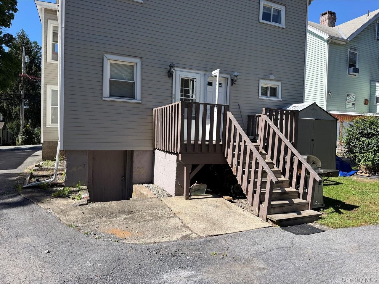 208 Elm St - Photo 4 of 18
