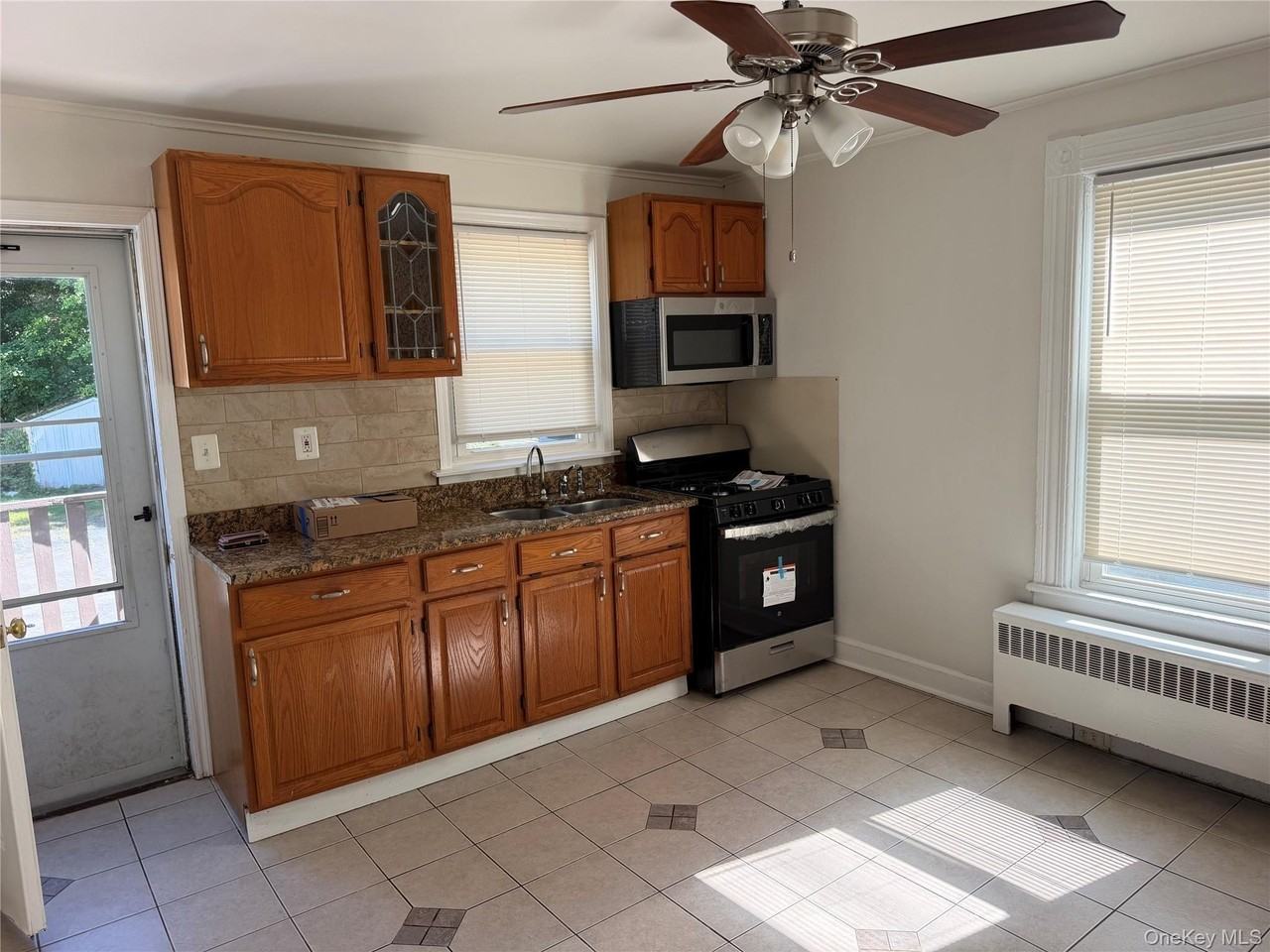 208 Elm St - Photo 5 of 18
