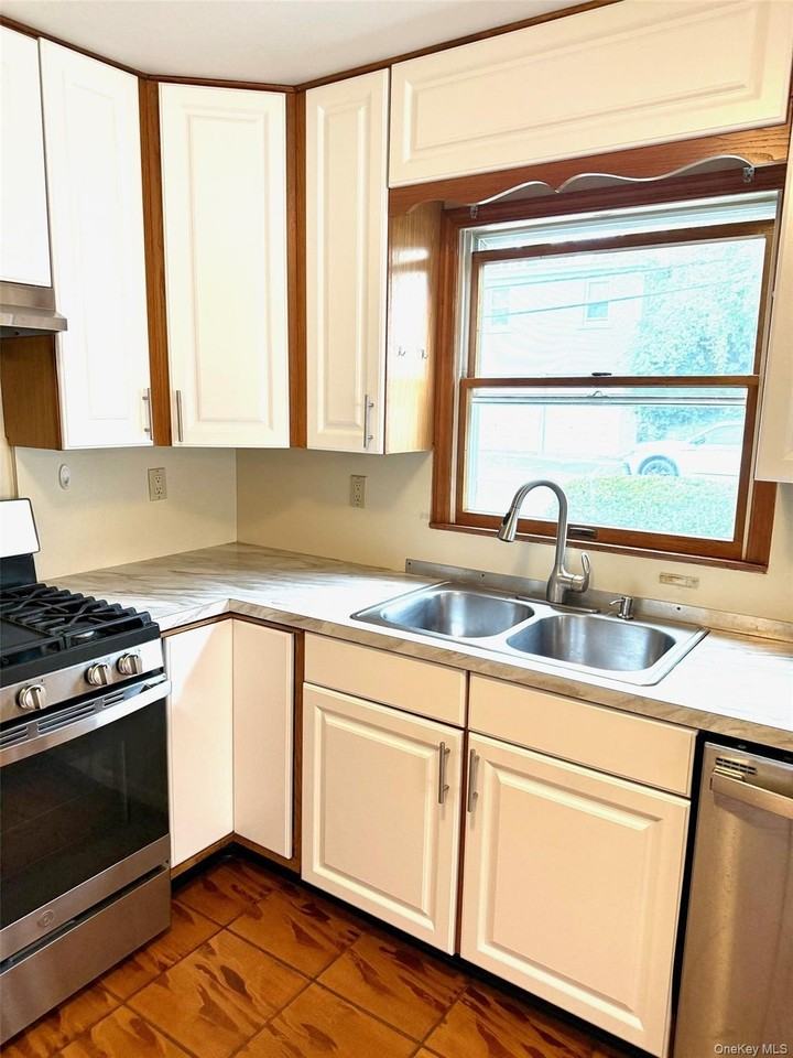 12 S Buckhout St #1 - Photo 4 of 17