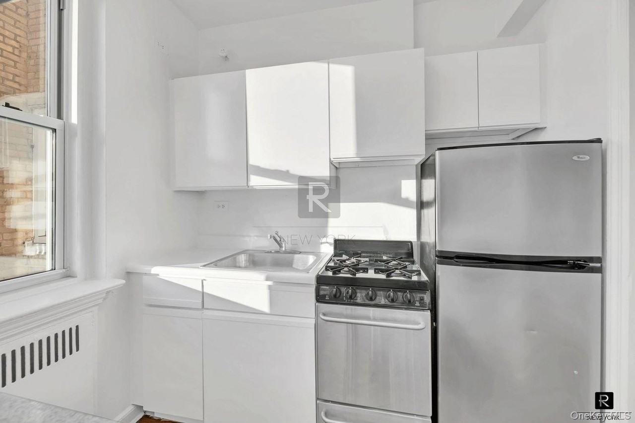 310 W 55th St #6K - Photo 3 of 9