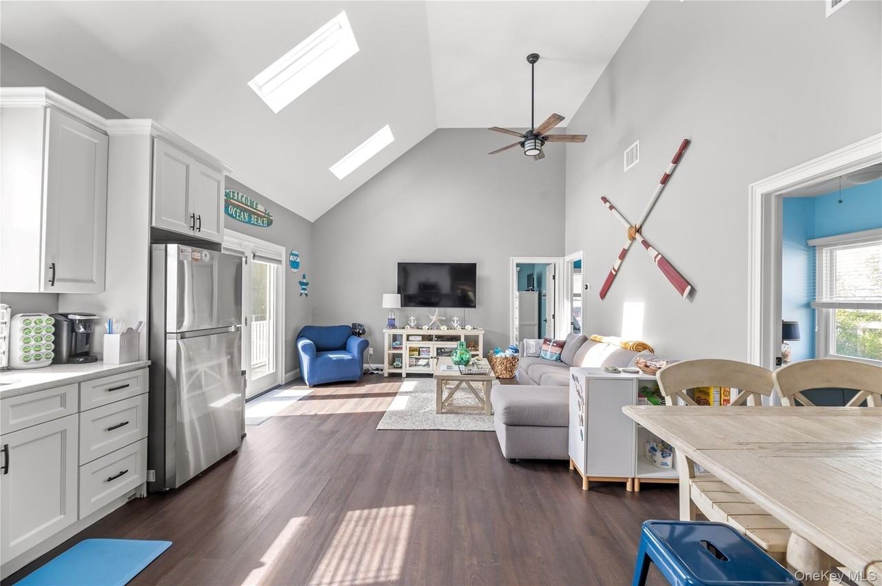 140 Bungalow Walk - Photo 2 of 10