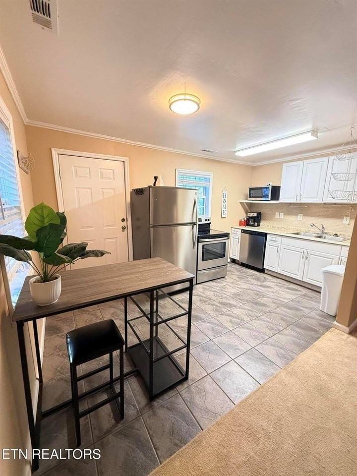 116 Redbud Dr - Photo 3 of 10