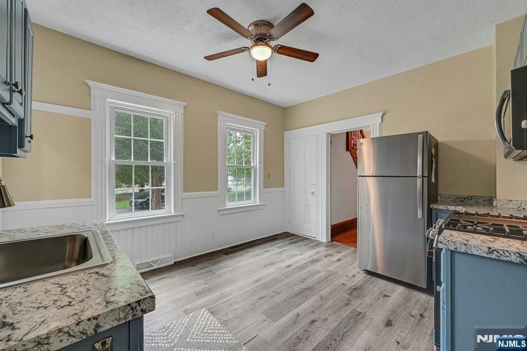370 Sicomac Ave - Photo 3 of 22