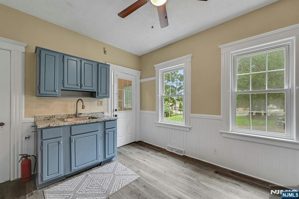 370 Sicomac Ave - Photo 4 of 22