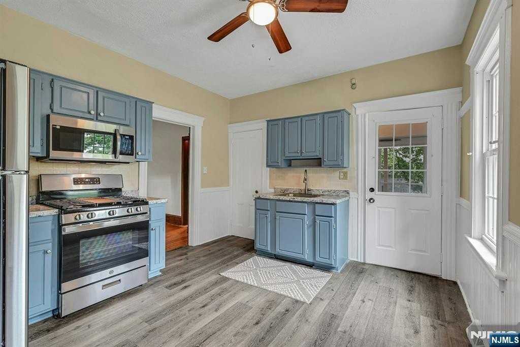 370 Sicomac Ave - Photo 5 of 22