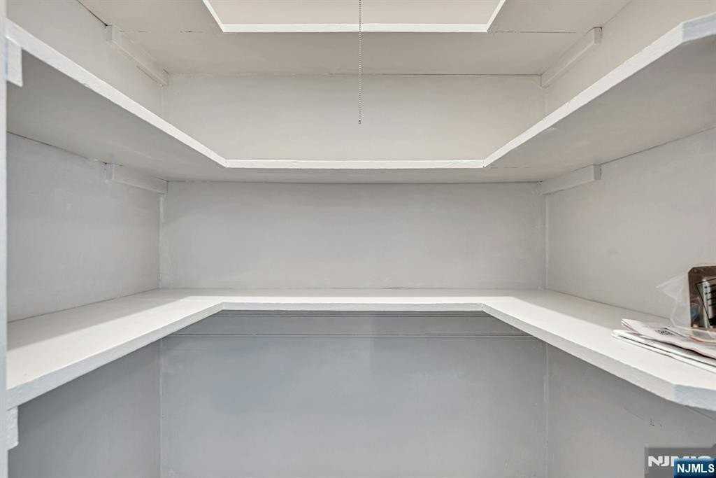 370 Sicomac Ave - Photo 6 of 22