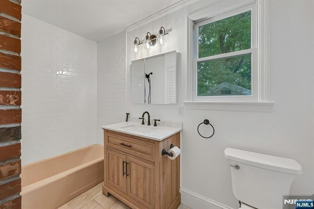 370 Sicomac Ave - Photo 7 of 22