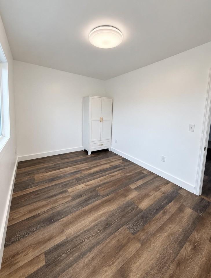 547 Central Ave #B - Photo 3 of 8