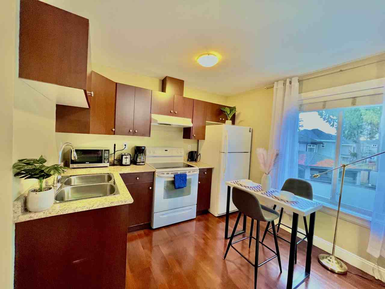 15096 60 Avenue - Photo 3 of 9