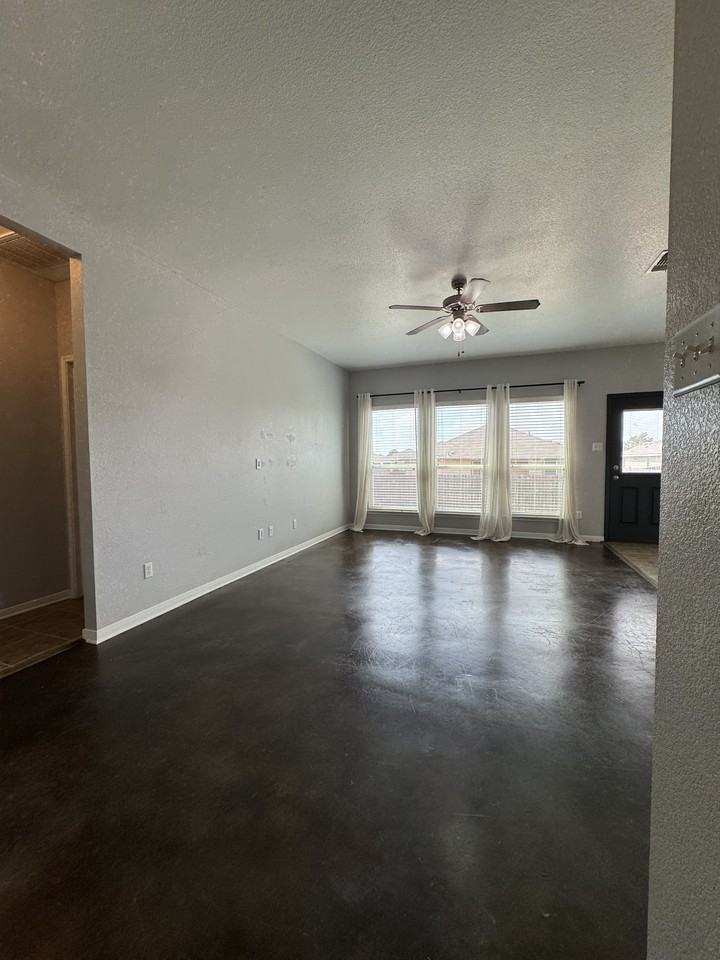 1112 Jamestown Dr #1 - Photo 6 of 34