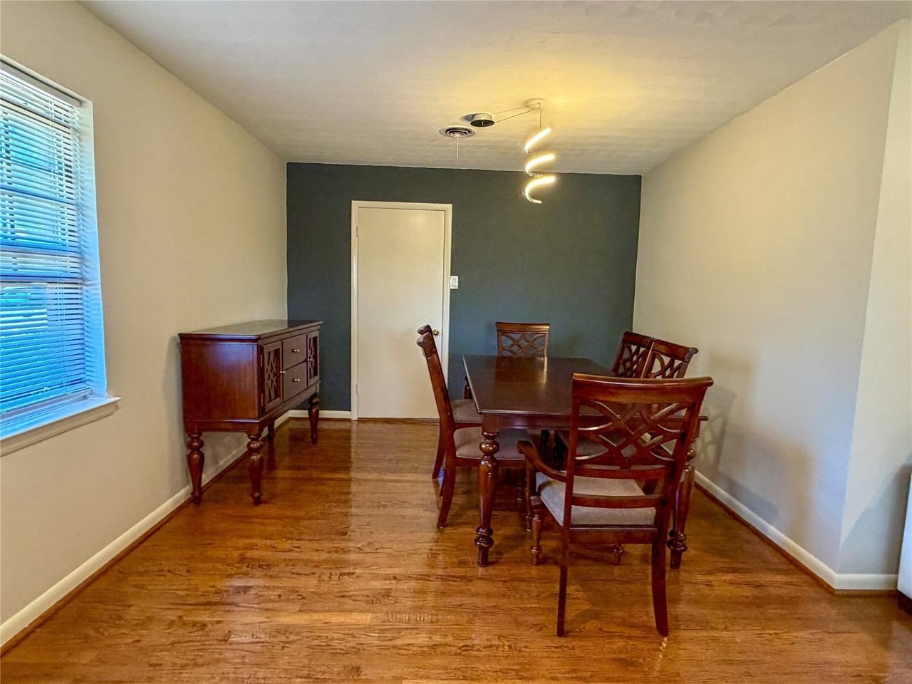 1302 Patricia Ln - Photo 4 of 24