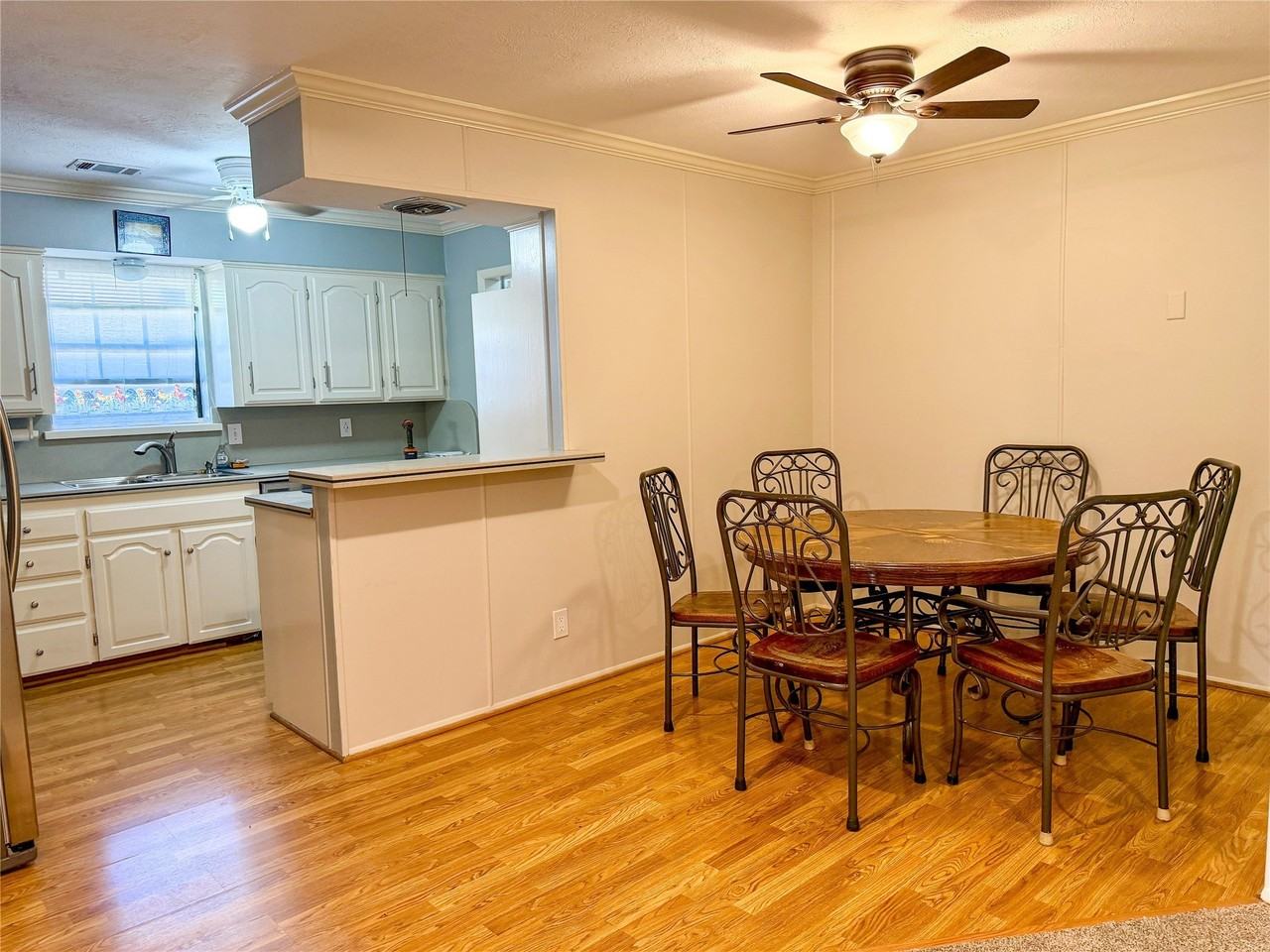1302 Patricia Ln - Photo 6 of 24