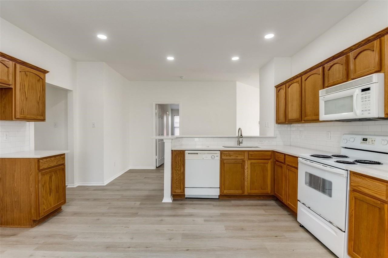 4153 Cherry Ridge Dr - Photo 5 of 29