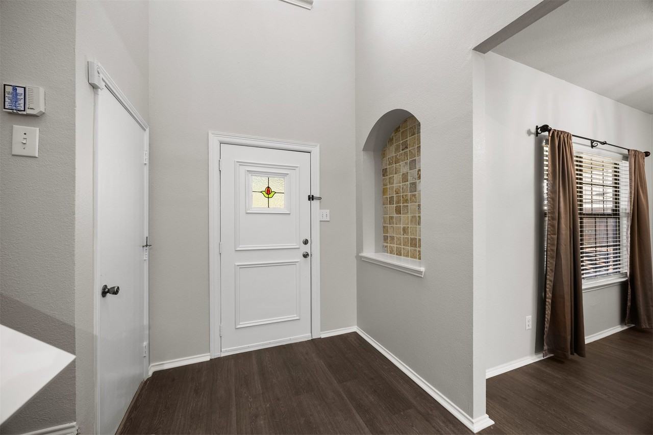1100 Chesterfield Dr - Photo 5 of 35