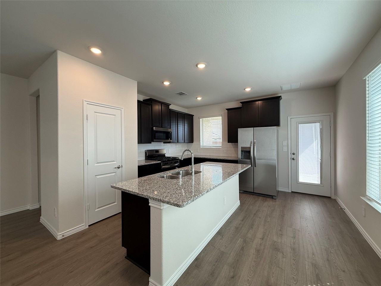 2033 Crockett Way - Photo 5 of 36