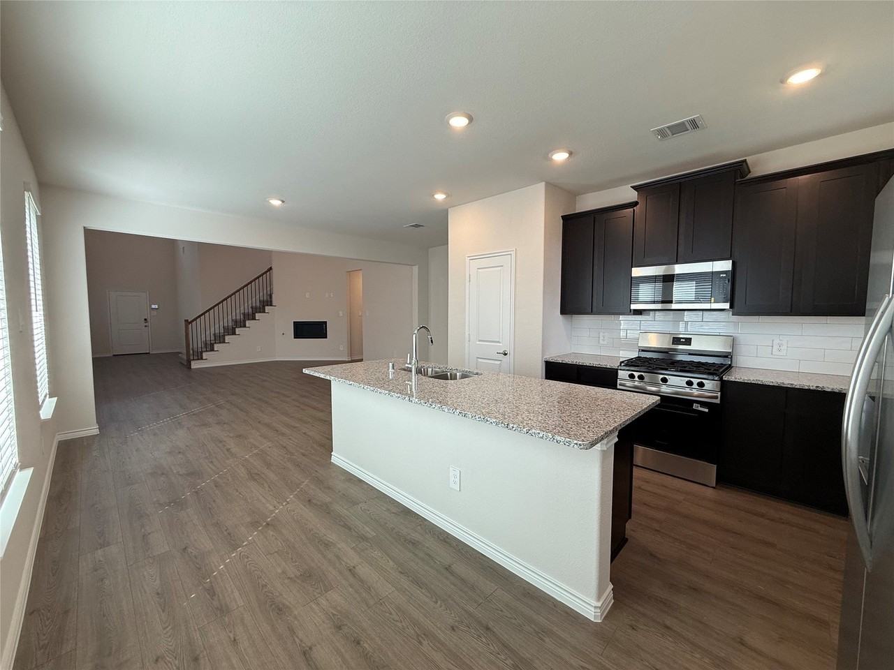 2033 Crockett Way - Photo 7 of 36