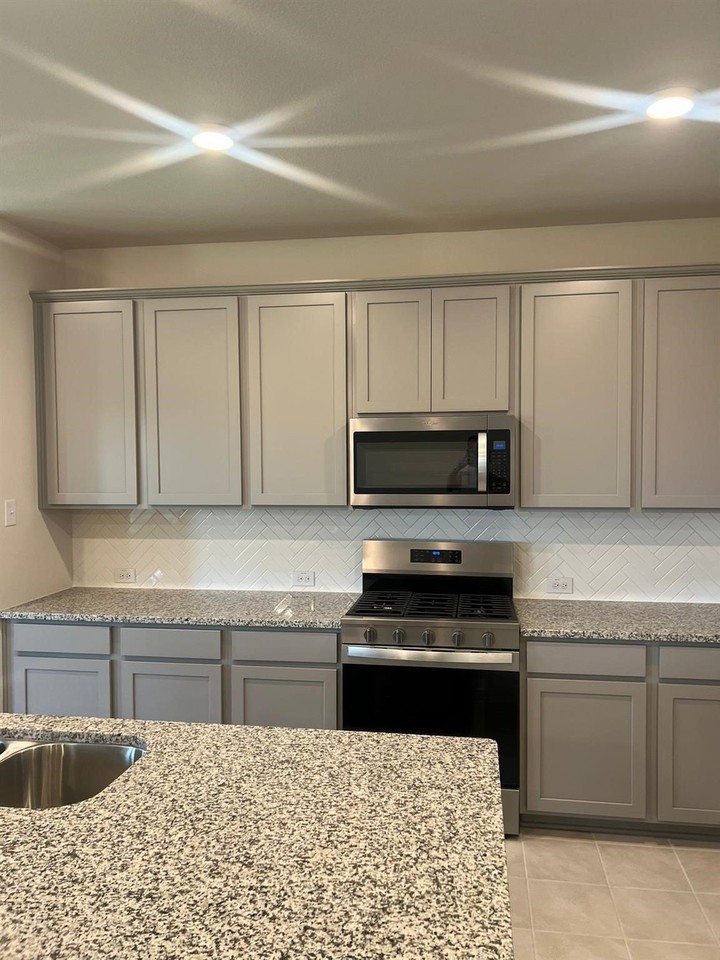 820 Jacquelyn Dr - Photo 4 of 18