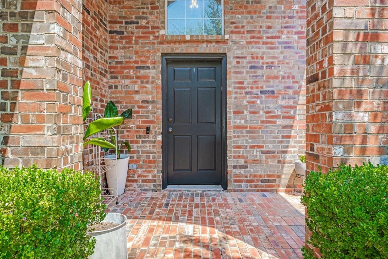 310 Conroe Cir - Photo 3 of 26