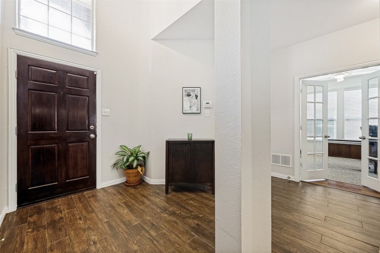 310 Conroe Cir - Photo 4 of 26