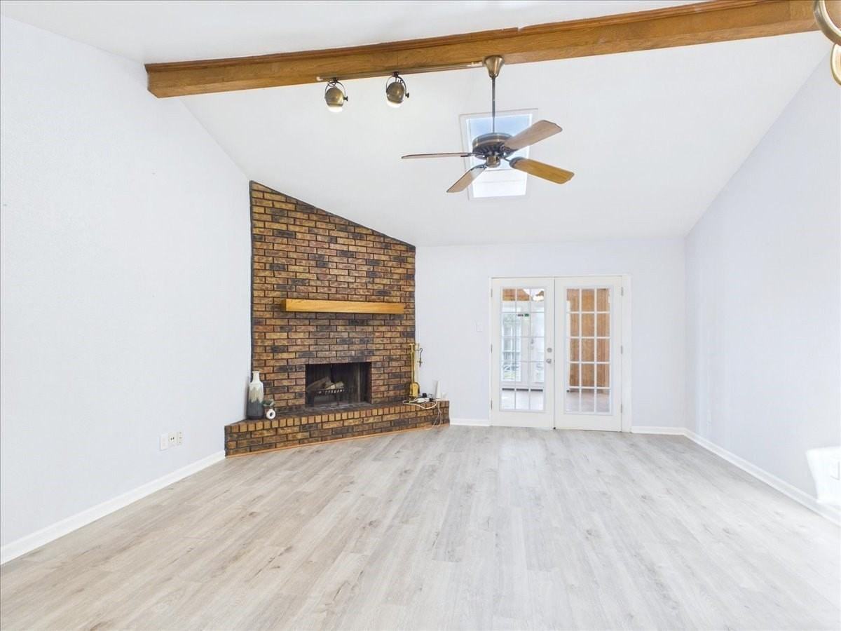 1112 Fox River Ln - Photo 7 of 38