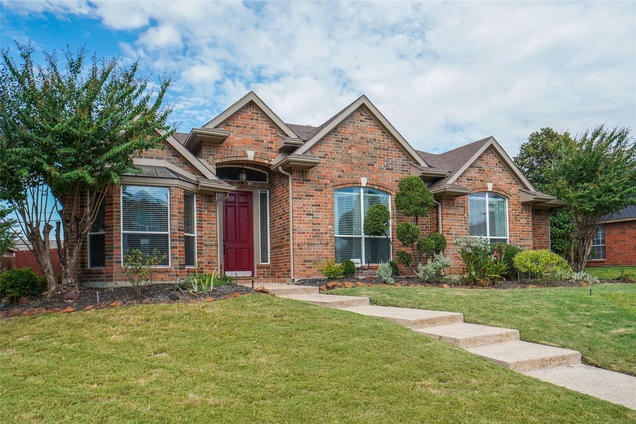 1828 Lacey Oak Ln - Photo 2 of 16