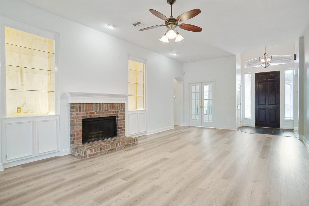 1828 Lacey Oak Ln - Photo 4 of 16