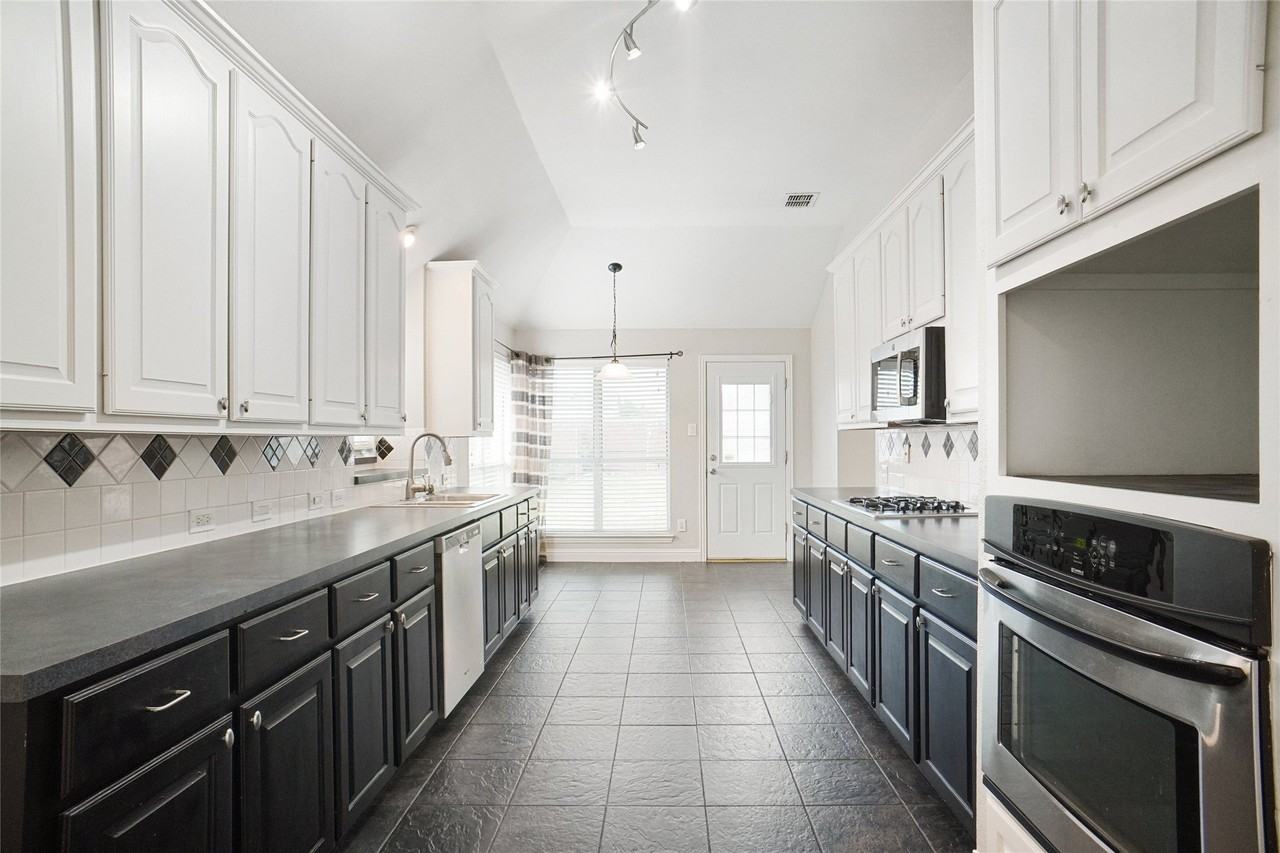 1828 Lacey Oak Ln - Photo 5 of 16