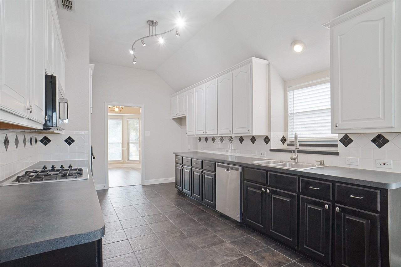 1828 Lacey Oak Ln - Photo 6 of 16