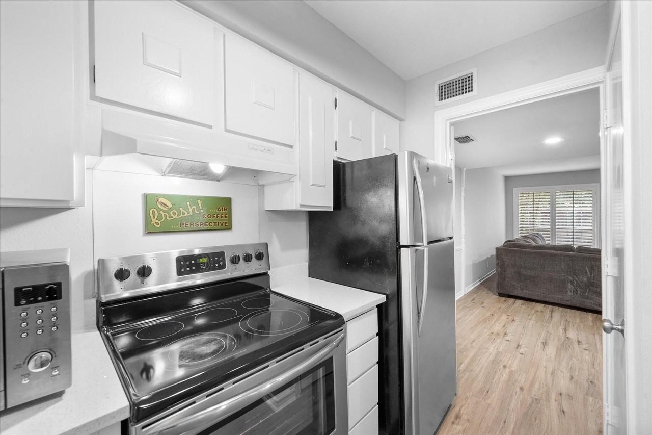 1095 Roaring Springs Rd - Photo 4 of 15