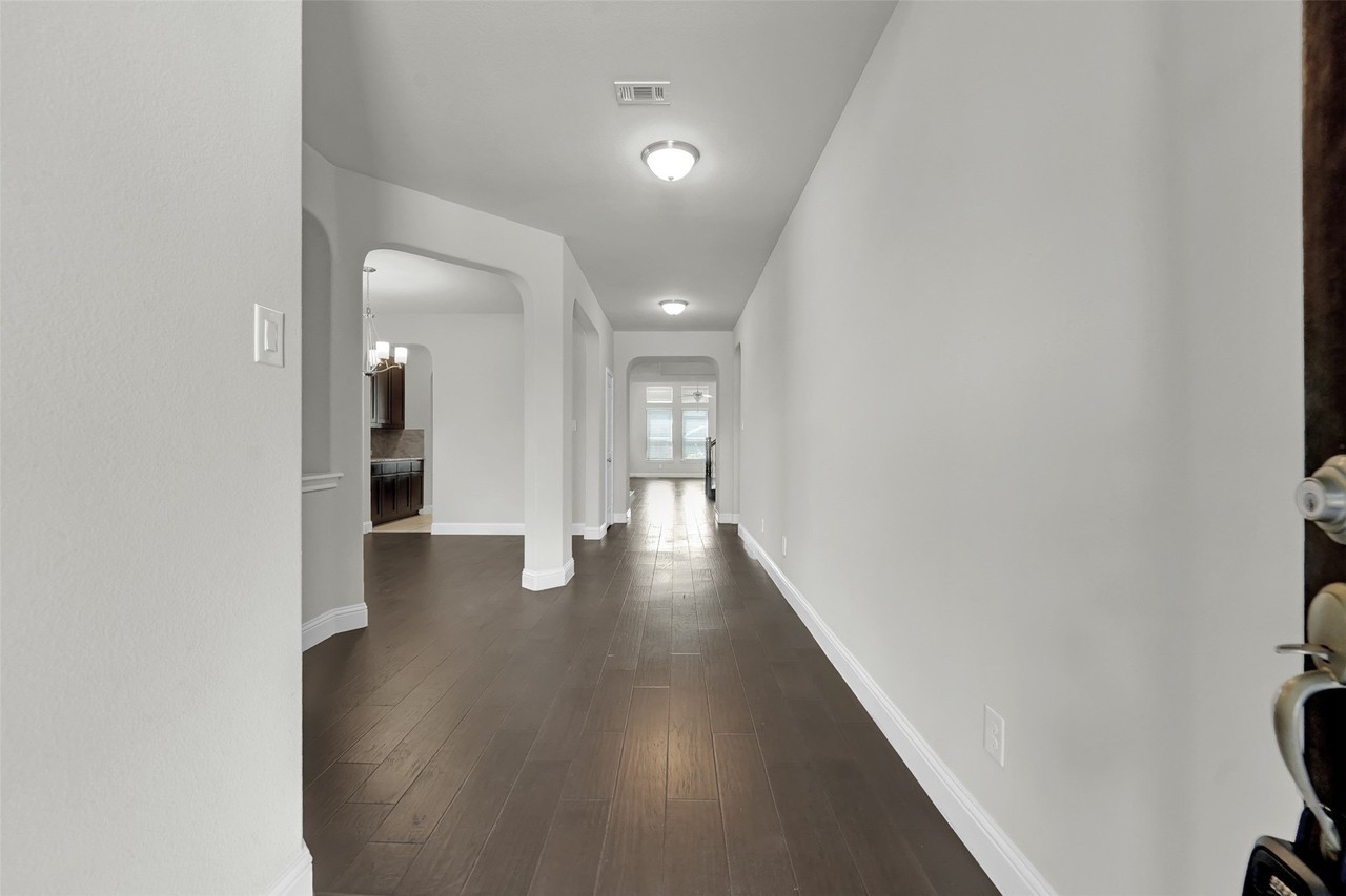 810 Acadia Ct - Photo 3 of 39